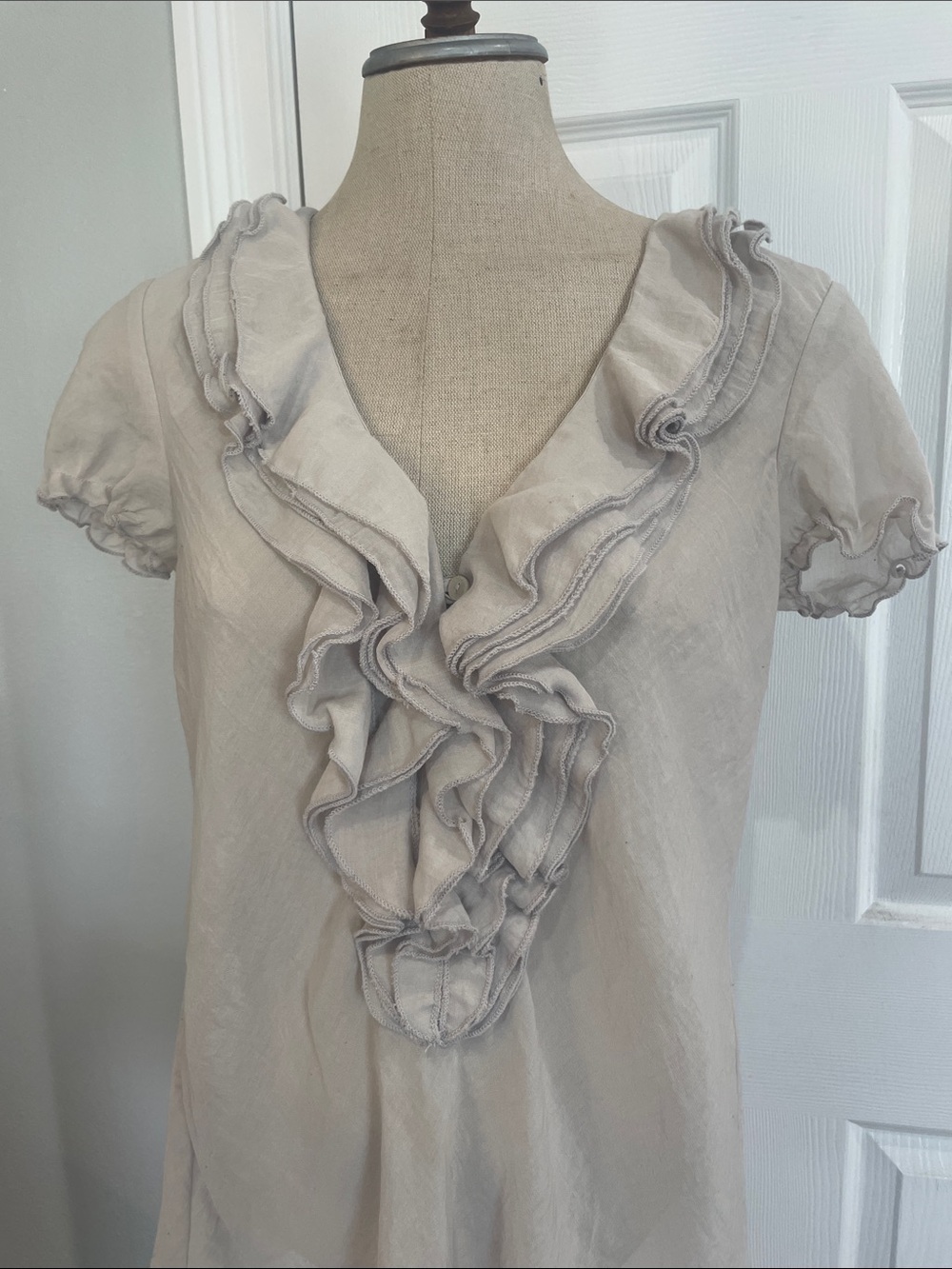 Bisou Bisou Michele Bohbot Neutral Sheer Ruffle V-Neck Blouse Puff Sleeve size M - Picture 3 of 11